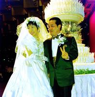 　広川ひかる（左）と結婚した上島竜兵さん＝９４年１０月