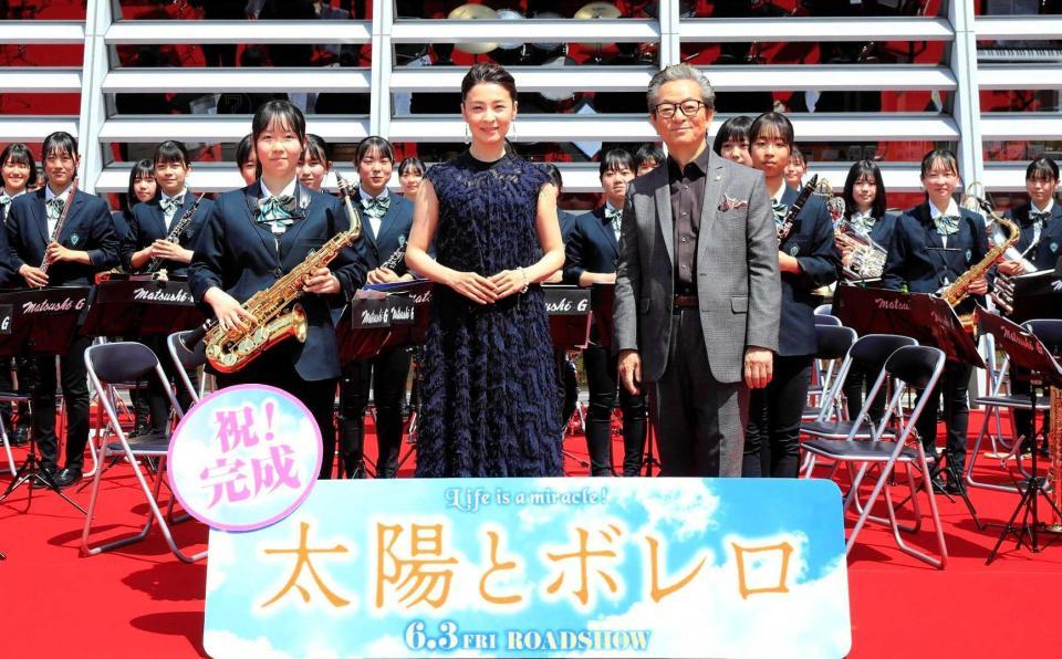　松商学園高校の吹奏楽部に歓迎される檀れい（中央）と水谷豊（中央右）