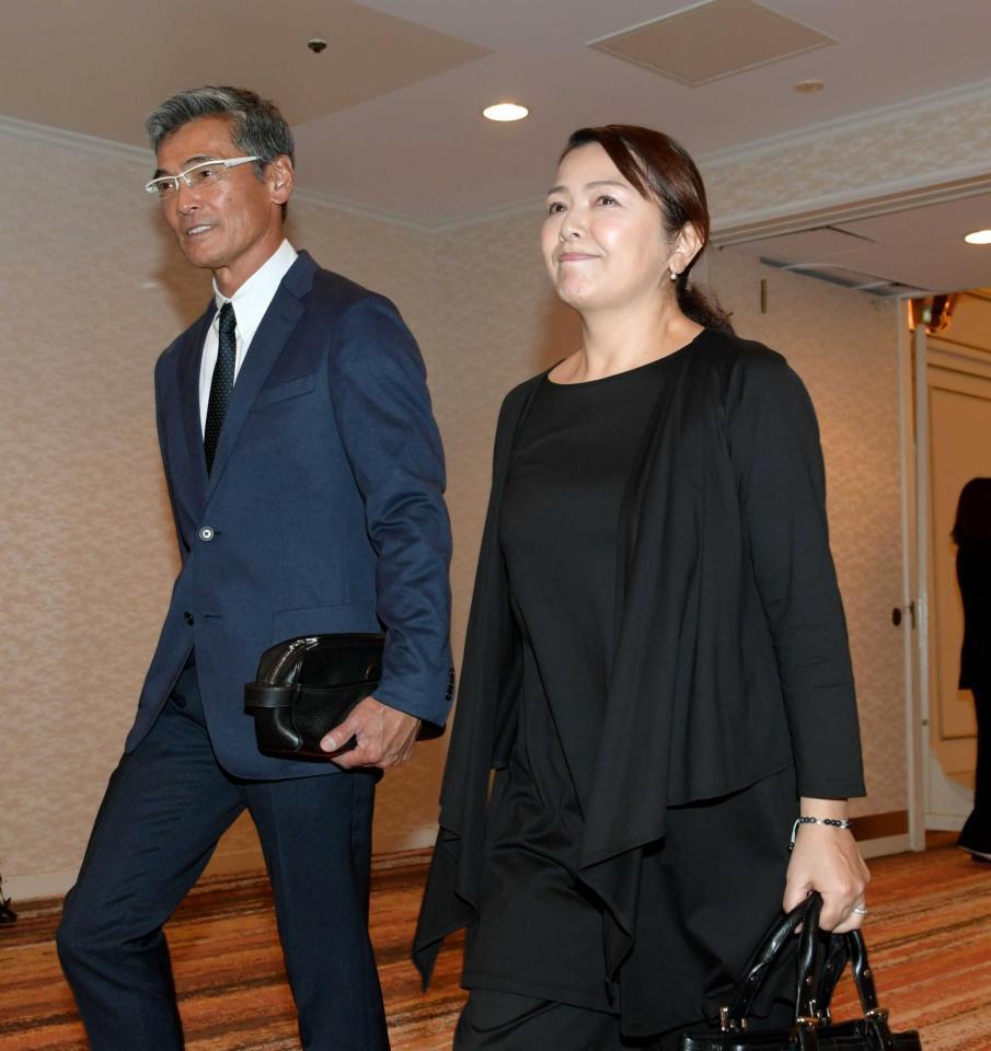 　渡辺裕之さん（左）と原日出子