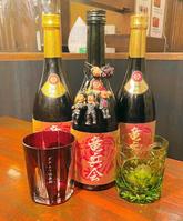 「竜兵会」焼酎と上島さんが使用していたグラス。上島さんの名前が刻印されている