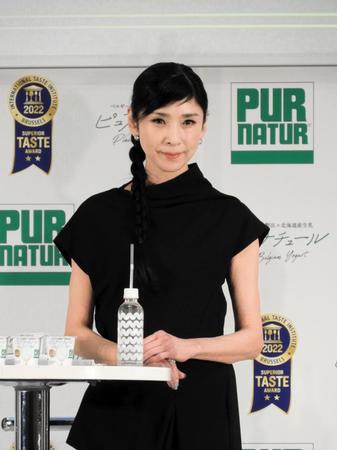 ブラックのシックなワンピース姿で登場した黒木瞳＝都内