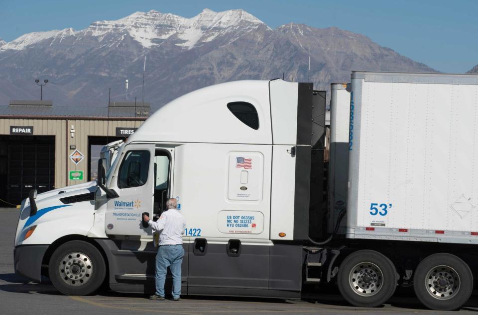 　休憩を終え、トラックに乗り込むウォルマートの運転手＝２０２１年１１月、米ユタ州（ゲッティ＝共同）