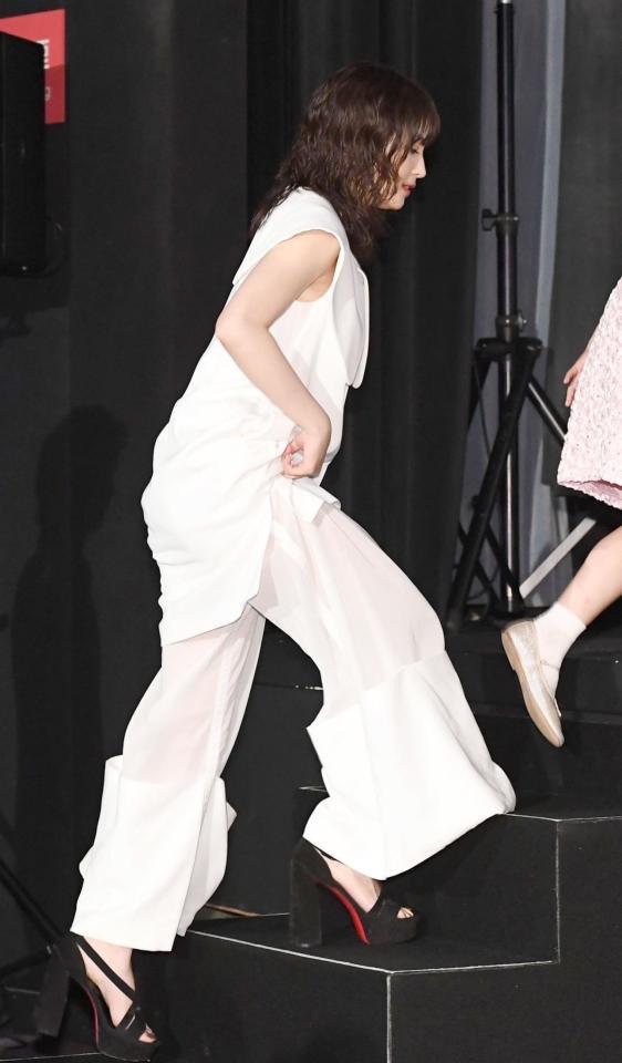 シースルーの衣装で登場した広瀬すず（撮影・園田高夫）