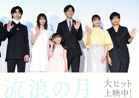 　（左から）横浜流星、広瀬すず、増田光桜、松坂桃李、多部未華子、内田也哉子