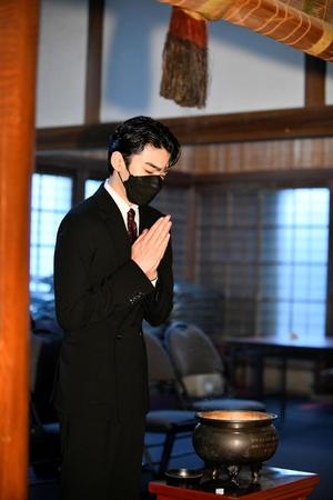 　徳川信康のゆかりの地「清瀧寺」を訪れた、本堂で手を合わせる市川染五郎