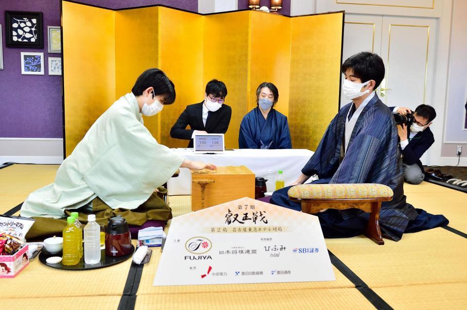 　千日手指し直し局に臨む藤井聡太叡王（左）と出口若武六段＝日本将棋連盟提供