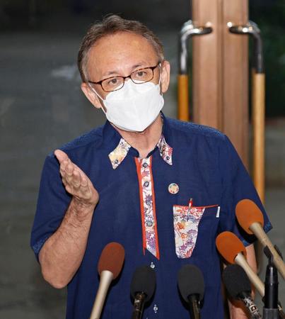 　「沖縄復帰５０周年記念式典」を終え、取材に応じる玉城デニー知事