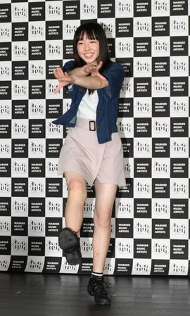 　グランプリに輝いた平原光舞理さんは得意のタップダンスを披露＝東京・ワーナーミュージック・ジャパン（撮影・三好信也）