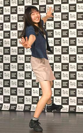 　グランプリに輝いた平原光舞理さんは得意のタップダンスを披露＝東京・ワーナーミュージック・ジャパン（撮影・三好信也）