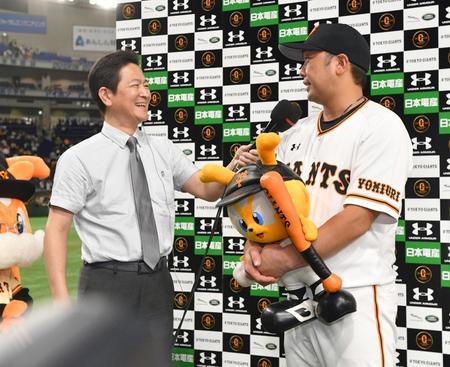 ２０１８年８月８日、巨人・阿部慎之助選手にヒーローインタビューをする日本テレビ・河村亮アナ（左）