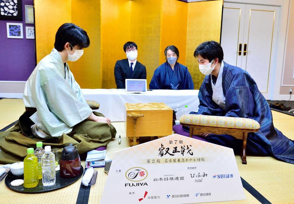 　千日手指し直し局で出口六段（右）に勝利した藤井叡王（日本将棋連盟提供）