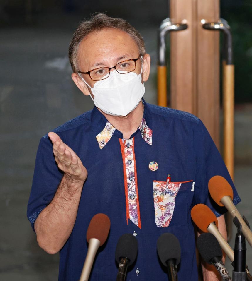 　「沖縄復帰５０周年記念式典」を終え、取材に応じる玉城デニー知事