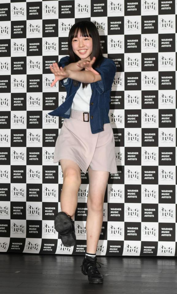 　グランプリに輝いた平原光舞理さんは得意のタップダンスを披露＝東京・ワーナーミュージック・ジャパン（撮影・三好信也）