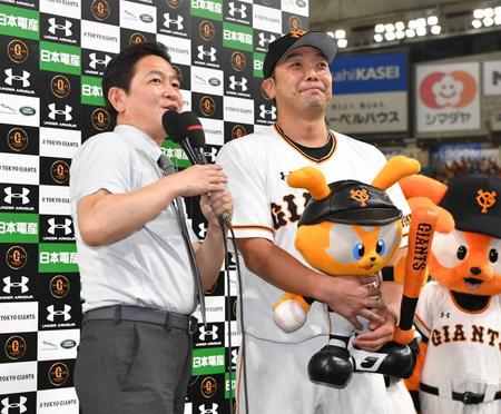 　２０１８年８月８日、巨人・阿部慎之助選手にヒーローインタビューをする日本テレビ・河村亮アナ（左）