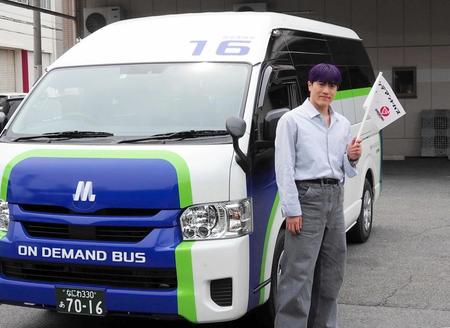 　一日バスガイドを務めた中務裕太