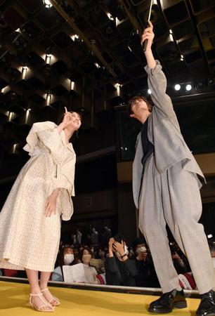 　客席を背に自撮りする西野七瀬（左）と神尾楓珠（撮影・西岡正）