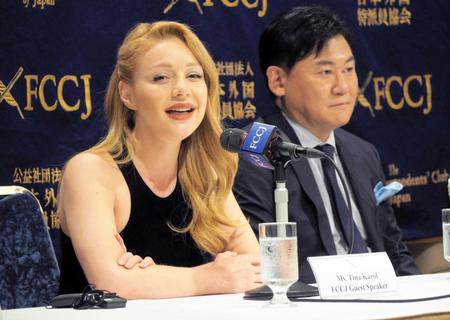 　会見中にウクライナの子守歌を披露したチーナ・カーロリ。右は三木谷浩史氏