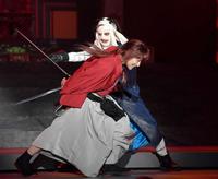 　激しい殺陣を披露する小池徹平（手前）と黒羽麻璃央（撮影・伊藤笙子）