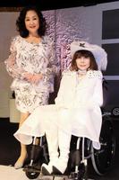 ステージで会見して復帰を報告した葛城ユキ（右）とあべ静江＝千葉・成田国際文化会館