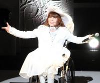 復帰ステージで力強い歌声を響かせた葛城ユキ