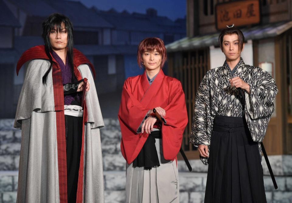 　役衣装で会見する（左から）加藤和樹、小池徹平、黒羽麻璃央（撮影・伊藤笙子）