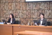 初めてメディア総局長会見に臨む林理恵氏。左は理事の熊埜御堂朋子氏＝東京・渋谷のＮＨＫ