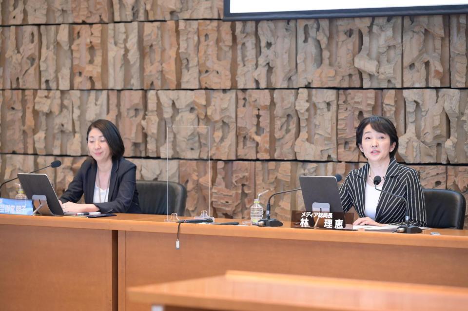 初めてメディア総局長会見に臨む林理恵氏。左は理事の熊埜御堂朋子氏＝東京・渋谷のＮＨＫ