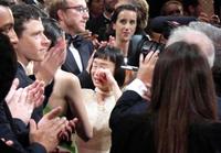 　第７５回カンヌ国際映画祭の開幕上映に参加し、拍手に包まれた竹原芳子（中央）＝フランス・カンヌ（共同）
