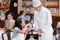 銀座のレストランで興奮冷めやらぬ暢子（黒島結菜）