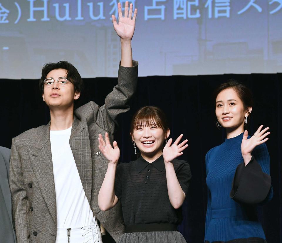　笑顔で手を振る（左から）成田凌、伊藤沙莉、前田敦子
