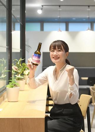 　バーカウンターでビール片手に笑顔を見せる大島由香里（撮影・園田高夫）