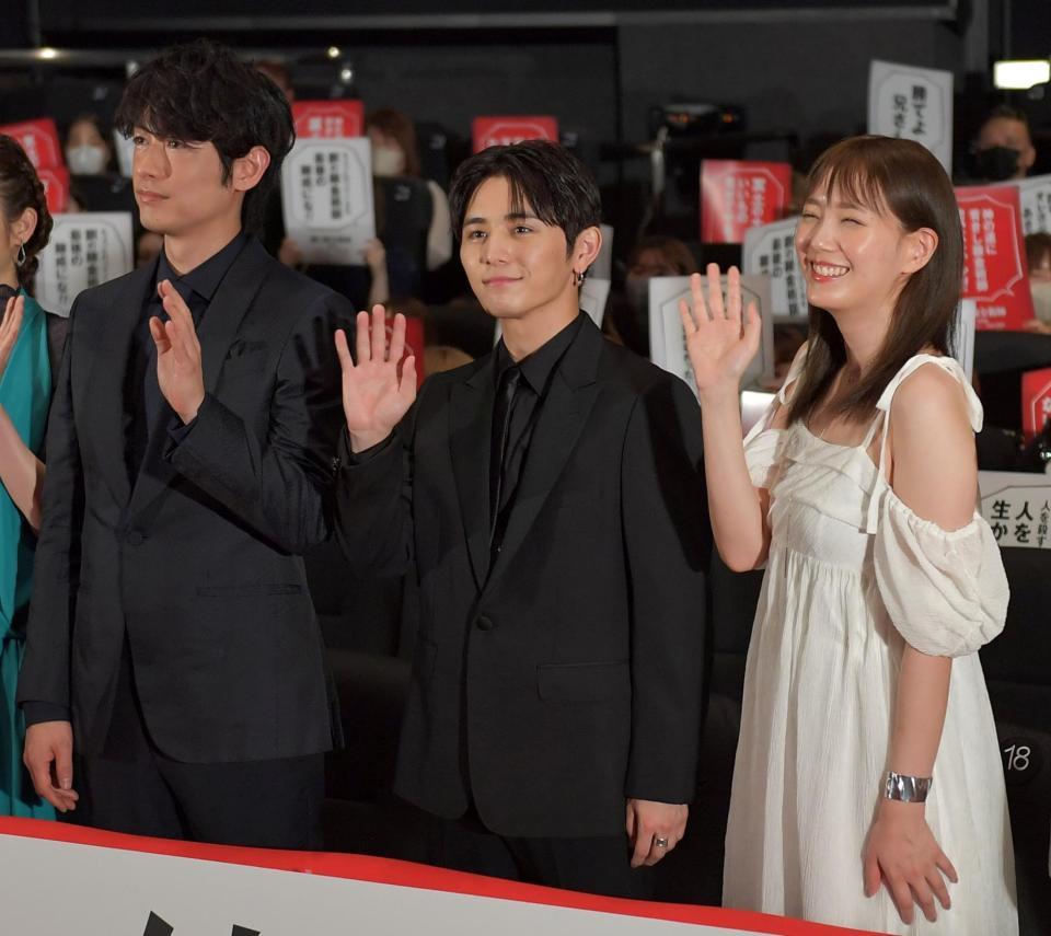 　笑顔で手を振る（左から）ディーン・フジオカ、山田涼介、本田翼（撮影・出月俊成）