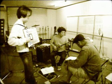 （左から）ＢＥＧＩＮの上地等、島袋優、比嘉栄昇（２００２年）