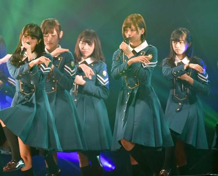 　欅坂４６デビューシングル発売記念ミニライブ（右から２人目）＝２０１６年４月