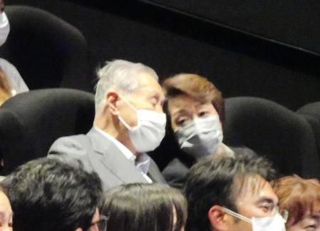 　東京五輪公式映画の完成披露試写会に出席し、橋本聖子氏（右）と談笑する森喜朗氏