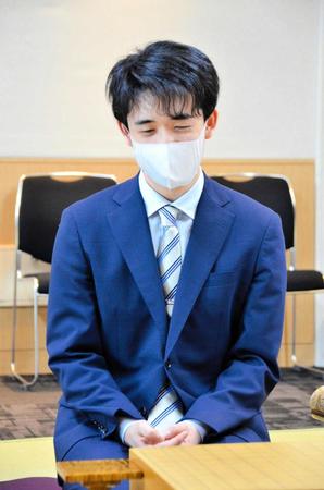 　検分を行った藤井聡太叡王（提供・日本将棋連盟）