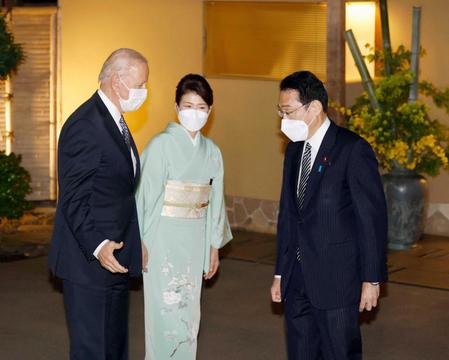 　夕食会を前に、バイデン米大統領（左）を出迎える岸田首相と裕子夫人＝東京都港区の八芳園