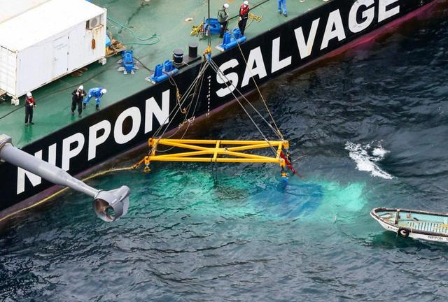 知床沈没観光船つり上げ 作業船が沿岸にえい航 きょう海上に /芸能