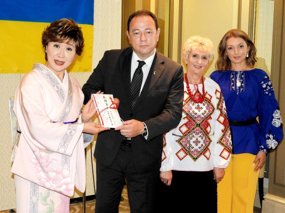 　義援金贈呈式に出席した（左から）小林幸子、セルギー・コルスンスキー駐日ウクライナ大使、カテリーナさんの母・マリヤさん、カテリーナさん