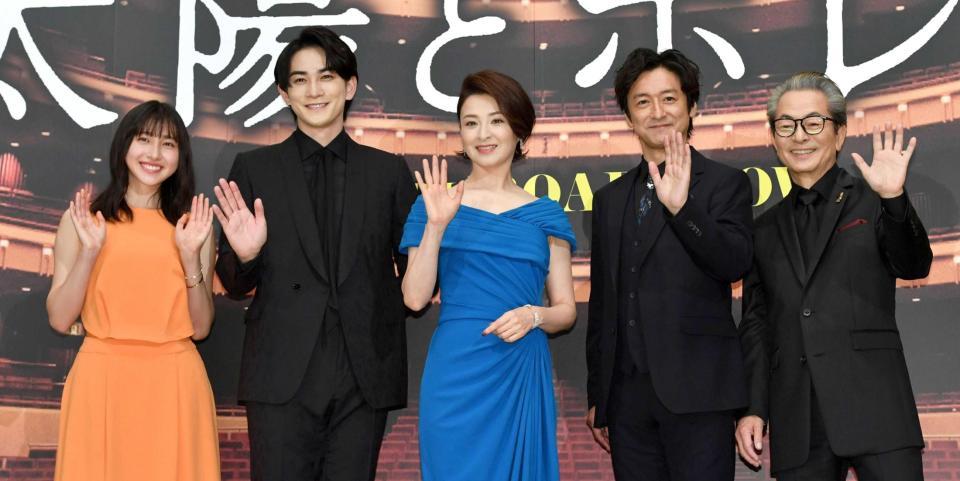 　東京プレミアに登場した（左から）森マリア、町田啓太、檀れい、石丸幹二、水谷豊監督（撮影・佐々木彰尚）