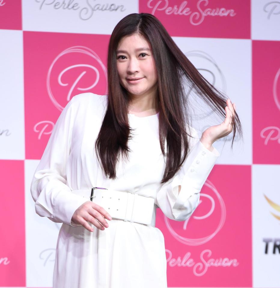 　髪をかき上げる篠原涼子（撮影・棚橋慶太）