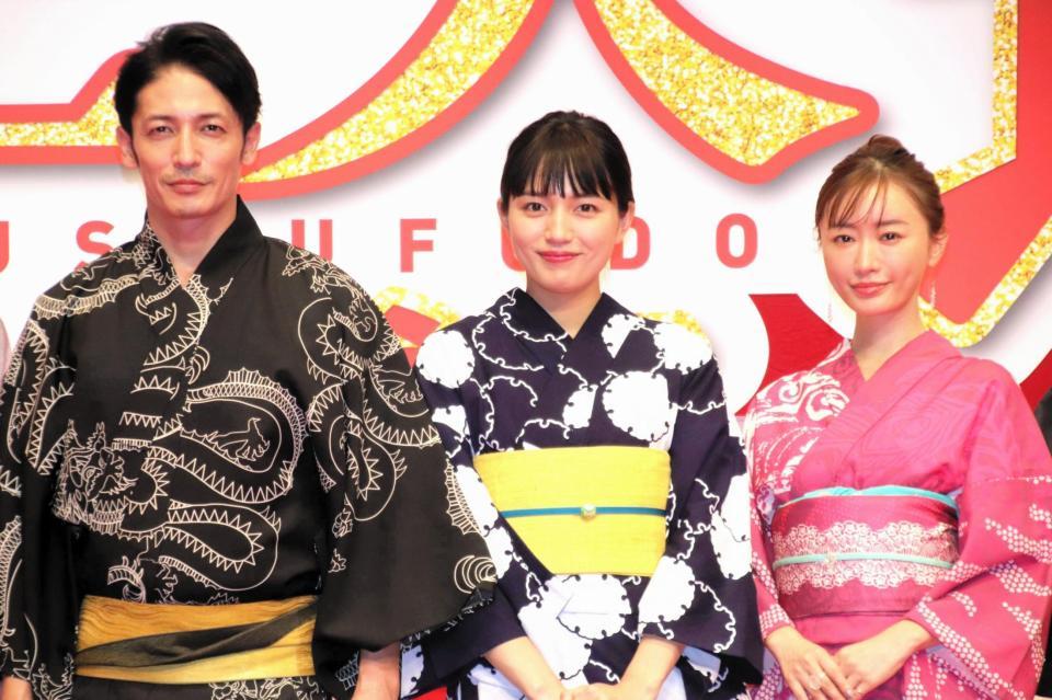 　涼しげな浴衣姿で登壇した（左から）玉木宏、川口春奈、松本まりか＝東京・有楽町