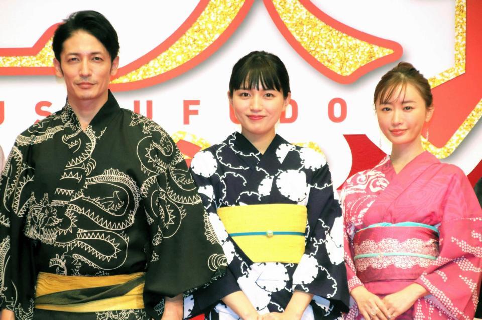 　涼しげな浴衣姿で登壇した（左から）玉木宏、川口春奈、松本まりか