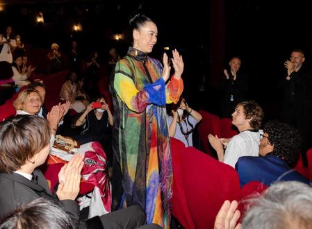 　上映後に拍手を浴びる河瀬直美監督＝仏カンヌ（Ｃ）ＫａｚｕｋｏＷＡＫＡＹＡＭＡ　