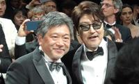 上映後に笑顔を見せる是枝裕和監督（左）とソン・ガンホ＝２６日（Ｃ）Ｇｅｔｔｙ　Ｉｍａｇｅｓ