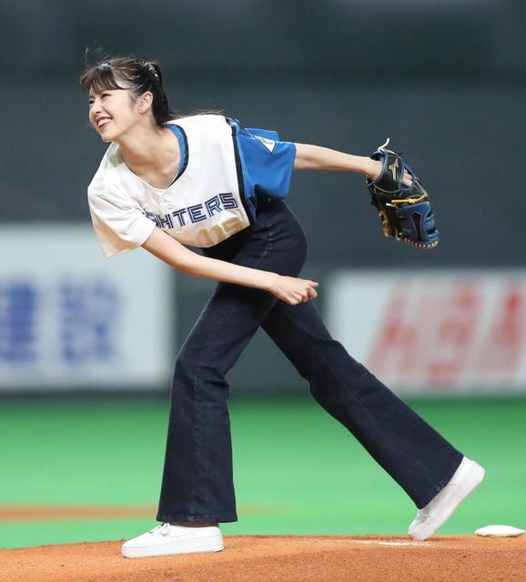 【写真】2022年にはパンツスタイルで登板 足長っ!