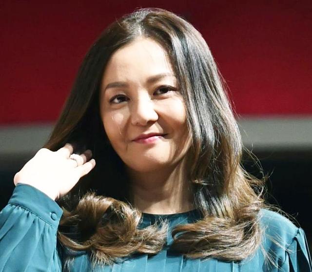 華原朋美 実家に帰りまーす ２歳息子はキュートなワンピ 華原とお揃いカチューシャ 芸能 デイリースポーツ Online