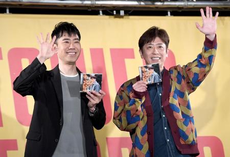 カバーアルバムを発売した後藤輝基（右）とプロデュースした藤井隆＝東京・タワーレコード渋谷店（撮影・金田祐二）