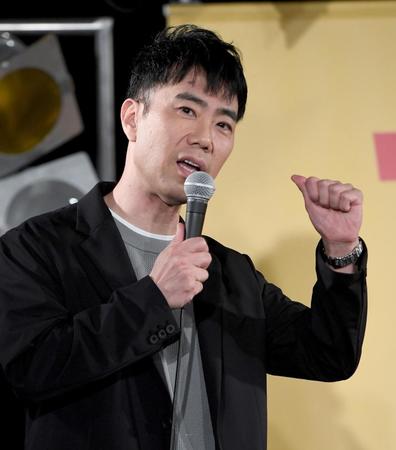 プロデュースしたカバーアルバムにつて語る藤井隆＝東京・タワーレコード渋谷店（撮影・金田祐二）