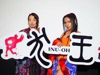 　「犬王」の舞台挨拶に登壇した森山未來（左）とアヴちゃん＝大阪・梅田ブルク７